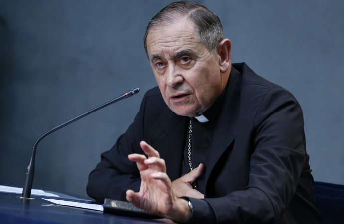 Giám mục Juan Ignacio Arrieta, Tổng Thư ký của Hội đồng Tòa Thánh về các Văn bản Luật, tham dự một cuộc họp báo để thảo luận về các sửa đổi đối với Bộ Giáo luật, tại Vatican ngày 1 tháng 6 năm 2021. Đức Giáo hoàng Phanxicô đã ban hành một phần sửa đổi của Bộ Giáo luật. với tội ác và hình phạt (Ảnh: Paul Haring / CNS)