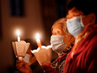 Các tín hữu đeo khẩu trang đang cầu nguyện trong Thánh Lễ Vọng Canh Thức Phục sinh tại một nhà thờ ở Thượng Hải ngày 3 tháng 4 năm 2021, trong đại dịch COVID-19. Lo sợ đang gia tăng về việc Trung Quốc đang gia tăng đàn áp đối với lãnh đạo nhà thờ Công giáo và Tin lành mà chính quyền cho là bất hợp pháp (Ảnh: Aly Song / Reuters qua CNS)