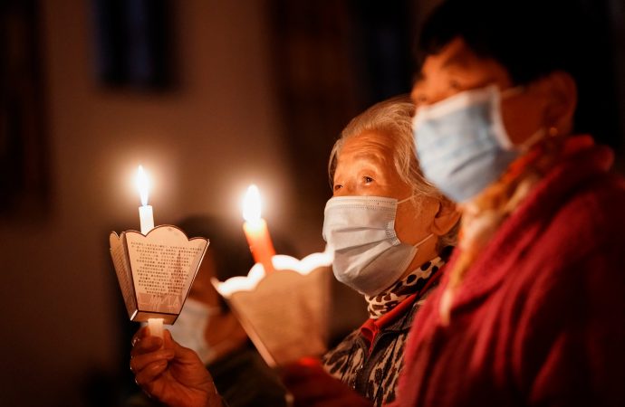 Các tín hữu đeo khẩu trang đang cầu nguyện trong Thánh Lễ Vọng Canh Thức Phục sinh tại một nhà thờ ở Thượng Hải ngày 3 tháng 4 năm 2021, trong đại dịch COVID-19. Lo sợ đang gia tăng về việc Trung Quốc đang gia tăng đàn áp đối với lãnh đạo nhà thờ Công giáo và Tin lành mà chính quyền cho là bất hợp pháp (Ảnh: Aly Song / Reuters qua CNS)