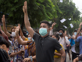 Những người biểu tình chống đảo chính giơ ba ngón tay chào trong cuộc biểu tình ở Yangon, Myanmar, ngày 3 tháng 6 năm 2021. Một nhà thờ thứ ba ở bang Kayah, một thành trì của Công giáo ở miền đông Myanmar, đã bị hư hại do quân đội pháo kích bừa bãi vào ngày 6 tháng 6 (Ảnh: CNS/ Reuters)