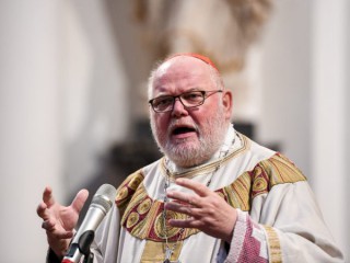 Đức Hồng y Reinhard Marx của Munich và Freising được chụp trong một bức ảnh năm 2019. Marx nói rằng ông đã rất ngạc nhiên trước quyết định không chấp nhận đơn từ chức của Đức Thánh Cha Phanxicô. (Tín dụng: Julia Steinbrecht / KNA qua CNS)