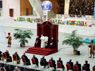 Đức Thánh Cha Phanxicô phát biểu trong một sự kiện đánh dấu kỷ niệm 50 năm thành lập Caritas Ý, tại Vatican ngày 26 tháng 6 năm 2021 (Ảnh: Remo Casilli / Reuters qua CNS)