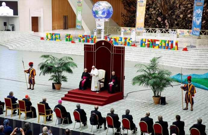 Đức Thánh Cha Phanxicô phát biểu trong một sự kiện đánh dấu kỷ niệm 50 năm thành lập Caritas Ý, tại Vatican ngày 26 tháng 6 năm 2021 (Ảnh: Remo Casilli / Reuters qua CNS)