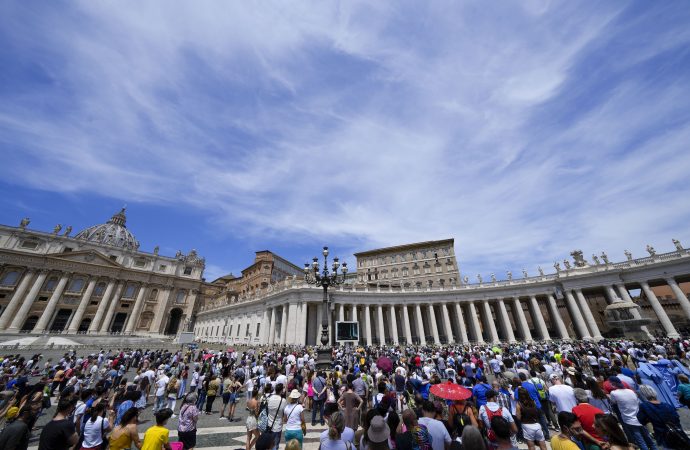 Mọi người vây kín Quảng trường Thánh Peter, tại Vatican, khi Giáo hoàng Francis đọc lời cầu nguyện buổi trưa của Angelus từ cửa sổ phòng thu của mình, trên cùng bên phải, Chủ nhật, ngày 13 tháng 6 năm 2021. Trong bài phát biểu của mình, Đức Phanxicô đã yêu cầu viện trợ nhân đạo để tiếp cận cư dân của Vùng Tigray bị chiến tranh tàn phá ở phía bắc Ethiopia, nơi binh lính Ethiopia và Eritrean đang phong tỏa lương thực và các hỗ trợ khác. (Nhà cung cấp hình ảnh: Andrew Medichini / AP)