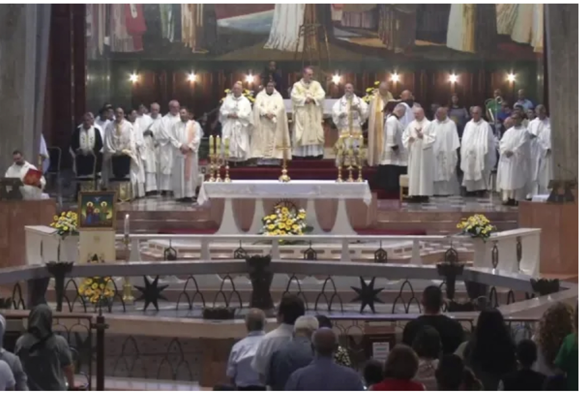 Thánh lễ tại Vương cung thánh đường Truyền tin ở Nazareth, Israel, ngày 27 tháng 6 năm 2021. / (Ảnh chụp màn hình: Truyền trực tiếp Tòa Thượng phụ Latin của Giêrusalem)