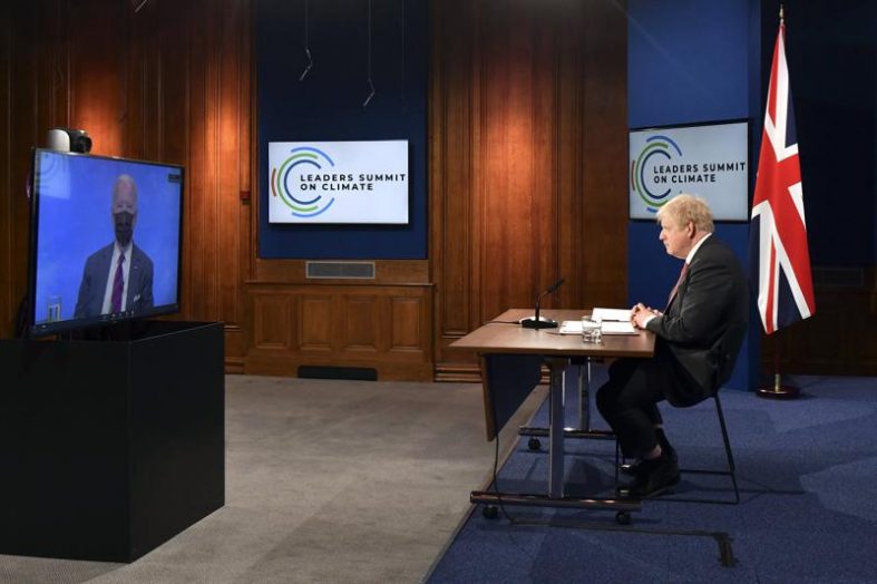 Trong ảnh hồ sơ ngày 22 tháng 4 năm 2021 này, Thủ tướng Anh Boris Johnson lắng nghe Tổng thống Hoa Kỳ Joe Biden, trên màn hình, trong phiên khai mạc của Hội nghị thượng đỉnh các nhà lãnh đạo toàn cầu ảo về Khí hậu, khi ông ngồi trong Phòng báo chí báo chí Downing Street ở trung tâm London (Ảnh: Justin Tallis)