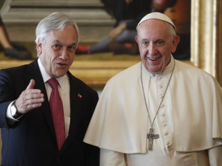 Tổng thống Chile Sebastian Pinera hội kiến ĐTC Phanxicô trong một buổi tiếp kiến riêng tại Vatican, Thứ Bảy, ngày 13 tháng 10 năm 2018 (Ảnh: Alessandro Bianchi / Pool Photo via AP)