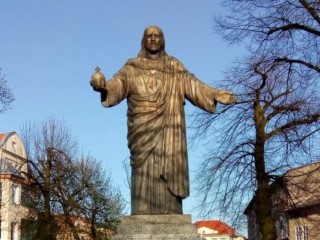 Một bức tượng Thánh Tâm Chúa Giêsu ở Grodzisk Wielkopolski, Ba Lan. Bialo zielony, Wikimedia Commons