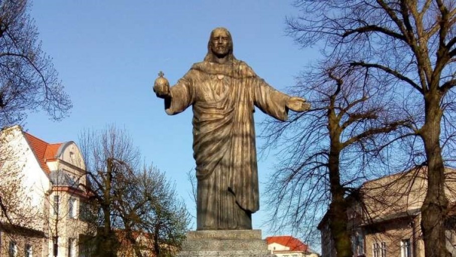 Một bức tượng Thánh Tâm Chúa Giêsu ở Grodzisk Wielkopolski, Ba Lan. Bialo zielony, Wikimedia Commons