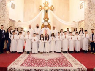 Đức Cha Yaldo, Đức Giám mục Phụ tá Địa phận Baghdad đã chủ sự Thánh lễ Xưng tội rước lễ lần đầu cho 210 em thiếu nhi ngày 6 tháng 6