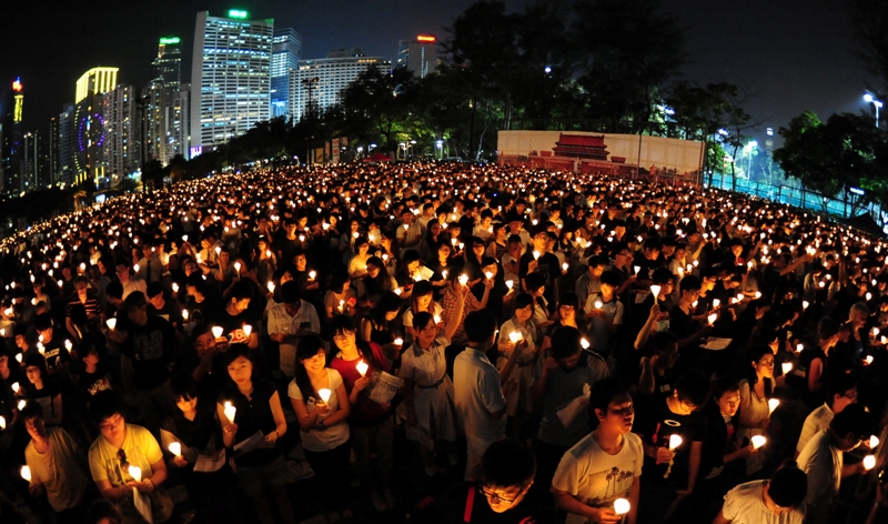 Thắp nến tưởng niệm trận thảm sát Thiên An Môn tại Hồng Kông hôm 4-6-2012, ghi nhớ năm thứ 23 trận đàn áp dân chủ ở Bắc Kinh (Ảnh: AFP/GettyImages)