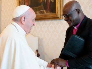 Đức Thánh Cha Phanxicô bắt tay Tổng Giám mục Luther Panti Filibus Musa, Chủ tịch Liên hiệp Tin lành Lutheran Thế giới