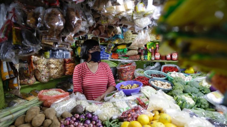 Một phụ nữ bán rau và thực phẩm trong một khu chợ ở Jakarta, Indonesia (ANSA)