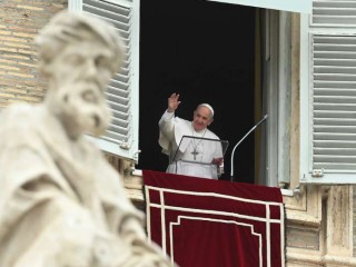 Đức Thánh Cha Phanxicô phát biểu trước đám đông từ cửa sổ của cung điện tông tòa nhìn ra Quảng trường Thánh Peter trong buổi cầu nguyện Chúa nhật Angelus tại Vatican vào ngày 20 tháng 6 (Ảnh: Vincenzo Pinto / AFP)