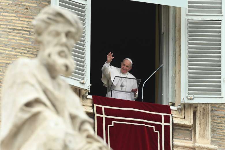 Đức Thánh Cha Phanxicô phát biểu trước đám đông từ cửa sổ của cung điện tông tòa nhìn ra Quảng trường Thánh Peter trong buổi cầu nguyện Chúa nhật Angelus tại Vatican vào ngày 20 tháng 6 (Ảnh: Vincenzo Pinto / AFP)