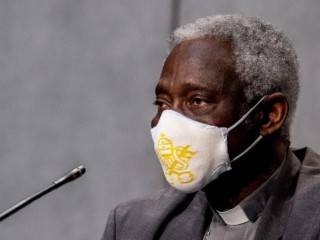 Đức Hồng Y Peter Turkson, Tổng Trưởng Thánh Bộ Cổ võ sự Phát triển Con người Toàn diệnCon người Toàn diện, tại một cuộc họp báo ở Vatican ngày 7 tháng 7 năm 2020. / Daniel Ibáñez / CNA)