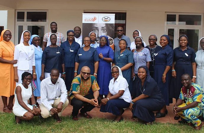 Nam và nữ tôn giáo từ Ghana, Nigeria và Burkina Faso đã tham gia hội thảo Talitha Kum ngày 1-5 tháng 6 năm 2021 về hợp tác và mạng lưới chống buôn người được tổ chức tại Trường Nữ tu Notre Dame Provincial House ở Accra, Ghana. (Ảnh: Damian Avevor / CNS)