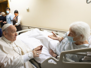Đức Thánh Cha Phanxicô thăm một bệnh nhân tại Bệnh viện Gemelli ở Rome hôm Chúa nhật, ngày 11 tháng 7