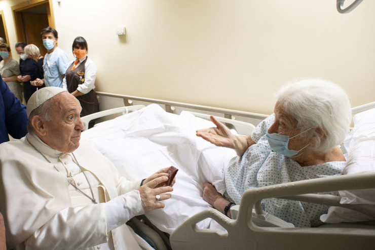 Đức Thánh Cha Phanxicô thăm một bệnh nhân tại Bệnh viện Gemelli ở Rome hôm Chúa nhật, ngày 11 tháng 7 