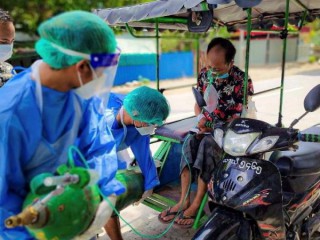 Các tình nguyện viên giúp cung cấp thêm oxy cho một bệnh nhân COVID-19 ở Kale, Myanmar, ngày 5 tháng 7 năm 2021. Nhà thờ Công giáo đang chung tay giúp đỡ những người bị ảnh hưởng bởi coronavirus ở Myanmar khi hệ thống y tế của đất nước đang phải vật lộn để đối phó với làn sóng COVID kỷ lục -19 bệnh nhiễm trùng. (Ảnh: CNS/ Reuters)