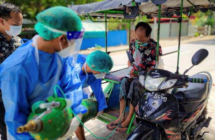Các tình nguyện viên giúp cung cấp thêm oxy cho một bệnh nhân COVID-19 ở Kale, Myanmar, ngày 5 tháng 7 năm 2021. Nhà thờ Công giáo đang chung tay giúp đỡ những người bị ảnh hưởng bởi coronavirus ở Myanmar khi hệ thống y tế của đất nước đang phải vật lộn để đối phó với làn sóng COVID kỷ lục -19 bệnh nhiễm trùng. (Ảnh: CNS/ Reuters)