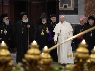 Đức Thượng phụ Moran Mor Ignatius Aphrem II  của Giáo hội Chính thống Syriac, thứ hai từ trái sang, Đức Thượng phụ Aram I thuộc Giáo hội Armenia ở Cicilia, thứ ba từ trái sang, Đức Hồng y Bechara Boutros al-Rahi, thứ tư từ trái sang, và Đức Thánh Cha Phanxicô đang tiến vào Vương Cung Thánh Đường Thánh Peter để tham dự buổi cầu nguyện tại Vatican, Thứ Năm, ngày 1 tháng 7 năm 2021. Giáo hoàng Francis đã chào mừng các nhà lãnh đạo tôn giáo Cơ đốc của Liban đến Vatican vào thứ Năm trong một ngày cầu nguyện trong bối cảnh lo ngại rằng người dân của đất nước đi vào hỗn loạn tài chính và kinh tế đang tiếp tục thúc đẩy sự hiện diện của Cơ đốc giáo trong nước, một bức tường thành cho nhà thờ ở Trung Đông. (Nguồn: Gregorio Borgia / AP.)