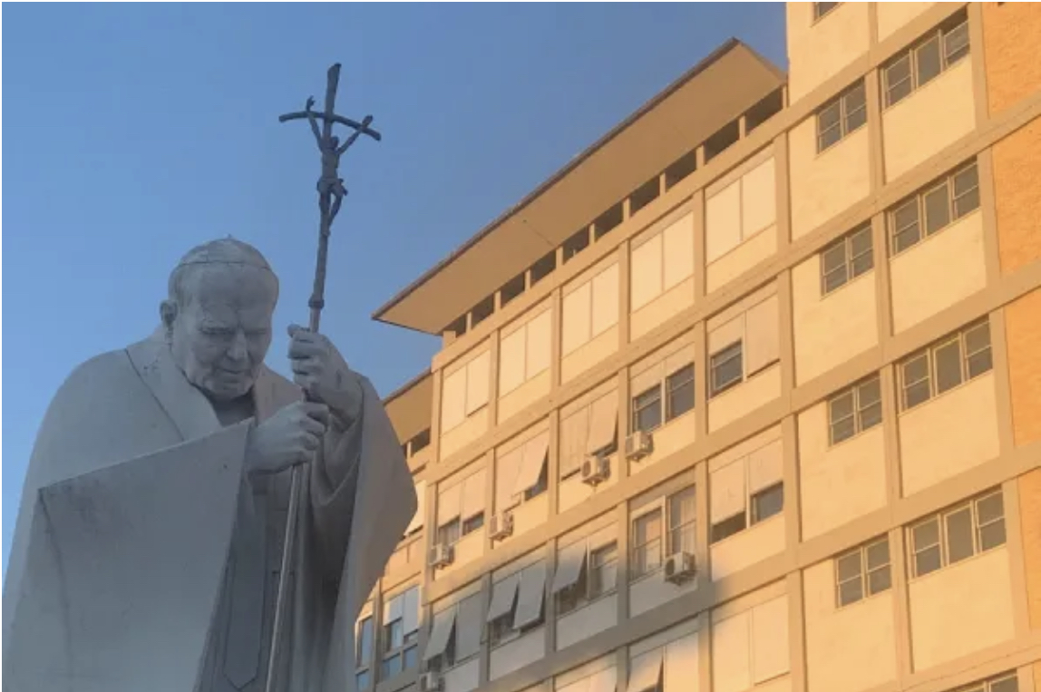 Bệnh viện Rome’s Gemelli, được chụp vào ngày 5 tháng 7 năm 2021, khi Đức Thánh Cha Phanxicô dưỡng bệnh sau một cuộc phẫu thuật. / Courtney Mares / CNA.