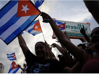 Người dân biểu tình, một số cầm cờ Cuba, trong cuộc biểu tình chống chính phủ Cuba tại Nhà hàng Versailles ở Miami, vào ngày 12 tháng 7 năm 2021. - Havana hôm thứ Hai đổ lỗi cho "chính sách bóp nghẹt kinh tế" của Hoa Kỳ cho các cuộc biểu tình chưa từng có chống lại chính phủ cộng sản Cuba như Washington đã chỉ ra ngón tay ở "nhiều thập kỷ đàn áp" trong nhà nước độc đảng. (Ảnh: Eva Marie Uzcategui / AFP qua Getty Images)