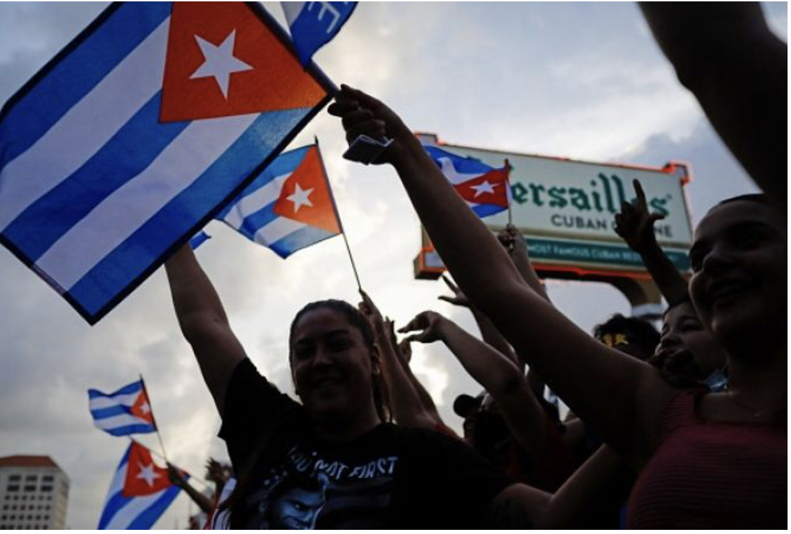Người dân biểu tình, một số cầm cờ Cuba, trong cuộc biểu tình chống chính phủ Cuba tại Nhà hàng Versailles ở Miami, vào ngày 12 tháng 7 năm 2021. - Havana hôm thứ Hai đổ lỗi cho "chính sách bóp nghẹt kinh tế" của Hoa Kỳ cho các cuộc biểu tình chưa từng có chống lại chính phủ cộng sản Cuba như Washington đã chỉ ra ngón tay ở "nhiều thập kỷ đàn áp" trong nhà nước độc đảng. (Ảnh: Eva Marie Uzcategui / AFP qua Getty Images)