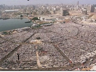Quang cảnh chung này được chụp ngày 11 tháng 5 năm 1997, từ một chiếc trực thăng ở Beirut cho thấy 250.000 người hành hương tại Thánh lễ ngoài trời do Giáo hoàng John Paul II cử hành trong chuyến thăm lịch sử của ngài tới Liban (ảnh: AL-SAFIR / AFP qua Getty Images)