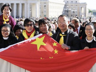Những người hành hương Trung Quốc tham dự buổi tiếp kiến chung tại Quảng trường Thánh Peter, ngày 12 tháng 10 năm 2016 (Ảnh: Daniel Ibanez / CNA)