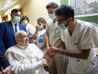 epa09337081 A handout picture provided by the Vatican Media shows Pope Francis at the Gemelli hospital, as leads his Sunday Angelus prayer from a balcony of the Gemelli University Hospital where he underwent a scheduled colon surgery on 04 July, in Rome, Italy, 11 July 2021.  EPA/VATICAN MEDIA HANDOUT  HANDOUT EDITORIAL USE ONLY/NO SALES