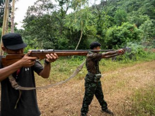 Các thành viên của Lực lượng Phòng vệ Nhân dân Karenni tham gia huấn luyện quân sự tại trại của họ gần Demoso ở bang Kayah của Myanmar vào ngày 6 tháng 7. (Ảnh: AFP)