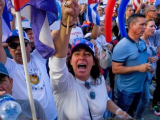 Người Cuba di cư ở Miami, Florida, Hoa Kỳ, biểu tình ủng hộ các cuộc biểu tình trên khắp Cuba.
