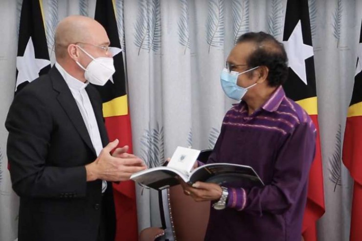 Đức ông Marco Sprizzi, Khâm sứ Tòa Thánh ở Timor-Leste trong cuộc gặp với Thủ tướng Taur Matan Ruak vào ngày 23 tháng Bảy năm 2021.