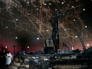 Một linh mục và nữ tu cầu nguyện trong nhà nguyện Blood of Christ tại Nhà thờ Metropolitan ở Managua, Nicaragua, ngày 31 tháng 7 năm 2020, sau khi nhà nguyện bị phá hủy trong một cuộc tấn công đốt phá (Ảnh: Oswaldo Rivas / Reuters qua CNS)
