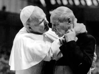 Thánh John Paul II và Hồng y người Ba Lan Stefan Wyszynski ôm hôn nhau tại Vatican trong bức ảnh năm 1978 này. Hồng y Wyszynski dự kiến sẽ được phong chân phước tại Warsaw vào ngày 12 tháng 9 năm 2021 (Ảnh: Arturo Mari / CNS)