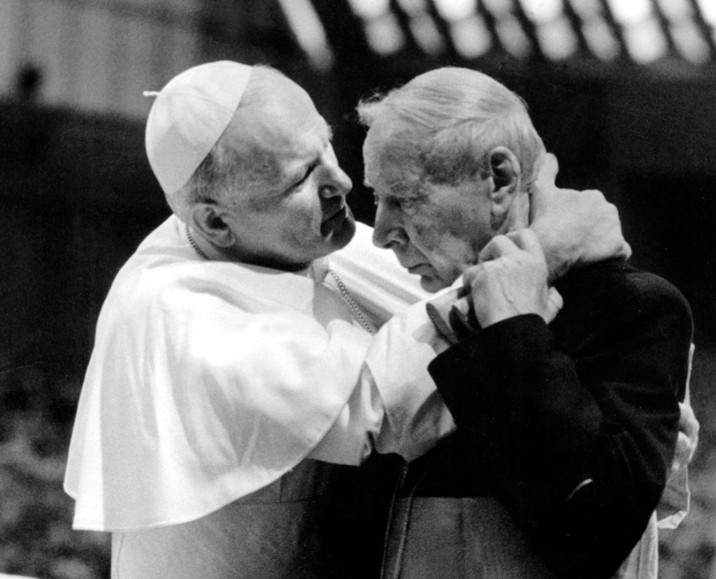 Thánh John Paul II và Hồng y người Ba Lan Stefan Wyszynski ôm hôn nhau tại Vatican trong bức ảnh năm 1978 này. Hồng y Wyszynski dự kiến sẽ được phong chân phước tại Warsaw vào ngày 12 tháng 9 năm 2021 (Ảnh: Arturo Mari / CNS)