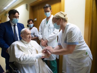 Đức Thánh Cha Phanxicô trao chuỗi hạt Mân Côi cho một thành viên của nhân viên y tế tại bệnh viện Gemelli ở Rome vào ngày 11 tháng 7 năm 2021, khi anh ta hồi phục sau cuộc phẫu thuật ruột kết theo lịch trình. Giáo hoàng bày tỏ lòng biết ơn vì đã "làm cho tôi cảm thấy như ở nhà" trong khi ông hồi phục sau cuộc phẫu thuật, trong một bức thư ngày 15 tháng 7 gửi chủ tịch hội đồng quản trị của bệnh viện. Ông được trả tự do vào ngày 14 tháng 7. (Nguồn: CNS photo / Truyền thông Vatican qua Reuters)