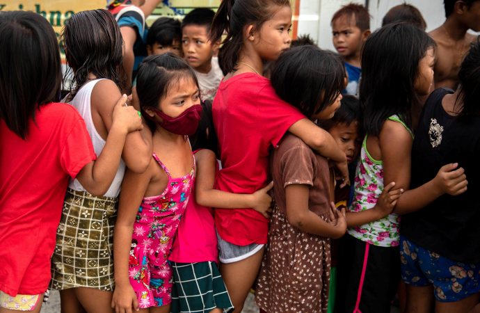 Trẻ em xếp hàng chờ thực phẩm miễn phí từ một chương trình cứu trợ ở một vùng nghèo của Manila, Philippines, ngày 21 tháng 1 năm 2021, trong đại dịch COVID-19. Người đứng đầu Hội đồng Giám mục Philippines đã kêu gọi người Công giáo cung cấp thực phẩm cho người nghèo để họ không bị đói trong cuộc tổng đóng cửa gần như hoàn toàn ở Manila từ ngày 6 đến ngày 20 tháng 8 năm 2021. (Nguồn: Eloisa Lopez / Reuters qua CNS)