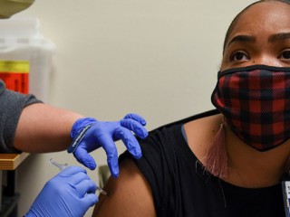 Một phụ nữ nhận vắc xin COVID-19 tại Trung tâm Y tế North Oaks ở Hammond, La., Ngày 5 tháng 8 năm 2021. Kết quả của một cuộc thăm dò mới được công bố vào ngày 5 tháng 8 cho thấy nhiều bậc cha mẹ đang do dự về vắc xin COVID-19 cho con mình (Ảnh: CNS / Callaghan O'Hare, Reuters)