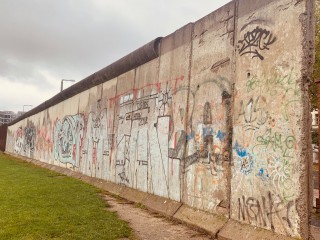 Một phần còn lại của Bức tường Berlin được vẽ gần Nhà nguyện Hòa giải vào ngày 13 tháng 8 năm 2021. 60 năm sau khi Đức bắt đầu xây dựng Bức tường Berlin, những người Công giáo và Tin lành Đức đã gặp nhau để cầu nguyện tại nhà nguyện và tưởng nhớ những người đã chết khi cố gắng chạy trốn khỏi Đông Đức. (Tín dụng: Anli Serfontein / AP)