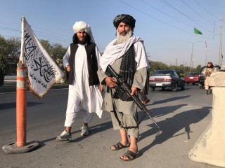 Các chiến binh Taliban đứng bên ngoài Bộ Nội vụ ở Kabul, Afghanistan, ngày 16 tháng 8 năm 2021. (Nguồn: Ảnh CNS / Reuters)