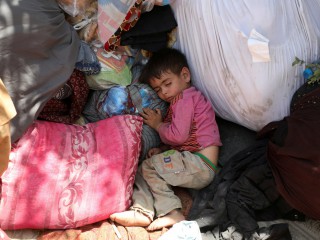 Một đứa trẻ di tản từ các tỉnh phía bắc Afghanistan, chạy trốn cùng gia đình do giao tranh giữa Taliban và lực lượng an ninh Afghanistan, đang ngủ tại một công viên công cộng ở Kabul ngày 10 tháng 8 năm 2021 (Ảnh: CNS photo / Reuters)