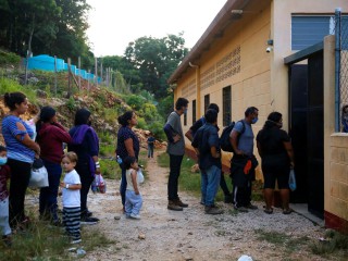 Những người di cư Trung Mỹ xếp hàng để đăng ký tại một nơi trú ẩn ở El Ceibo, Guatemala, ngày 16 tháng 8 năm 2021, sau khi bị các quan chức Mỹ và Mexico trục xuất (Ảnh: Luis Echeverria / Reuters qua CNS)