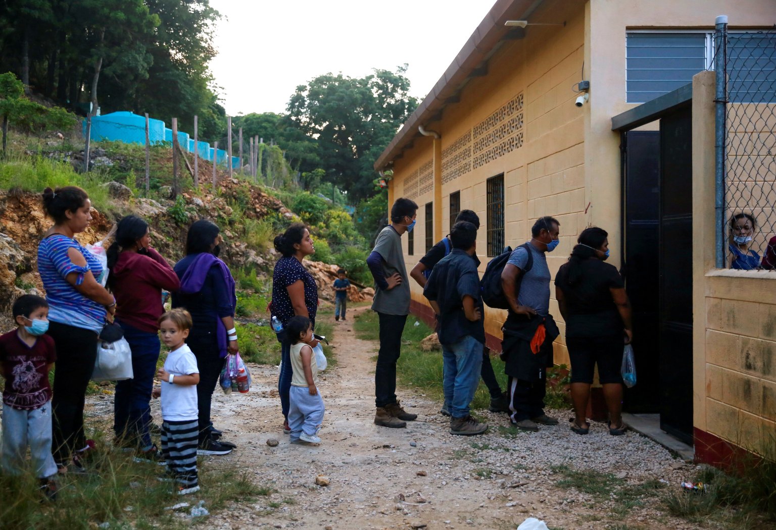 Những người di cư Trung Mỹ xếp hàng để đăng ký tại một nơi trú ẩn ở El Ceibo, Guatemala, ngày 16 tháng 8 năm 2021, sau khi bị các quan chức Mỹ và Mexico trục xuất (Ảnh: Luis Echeverria / Reuters qua CNS)