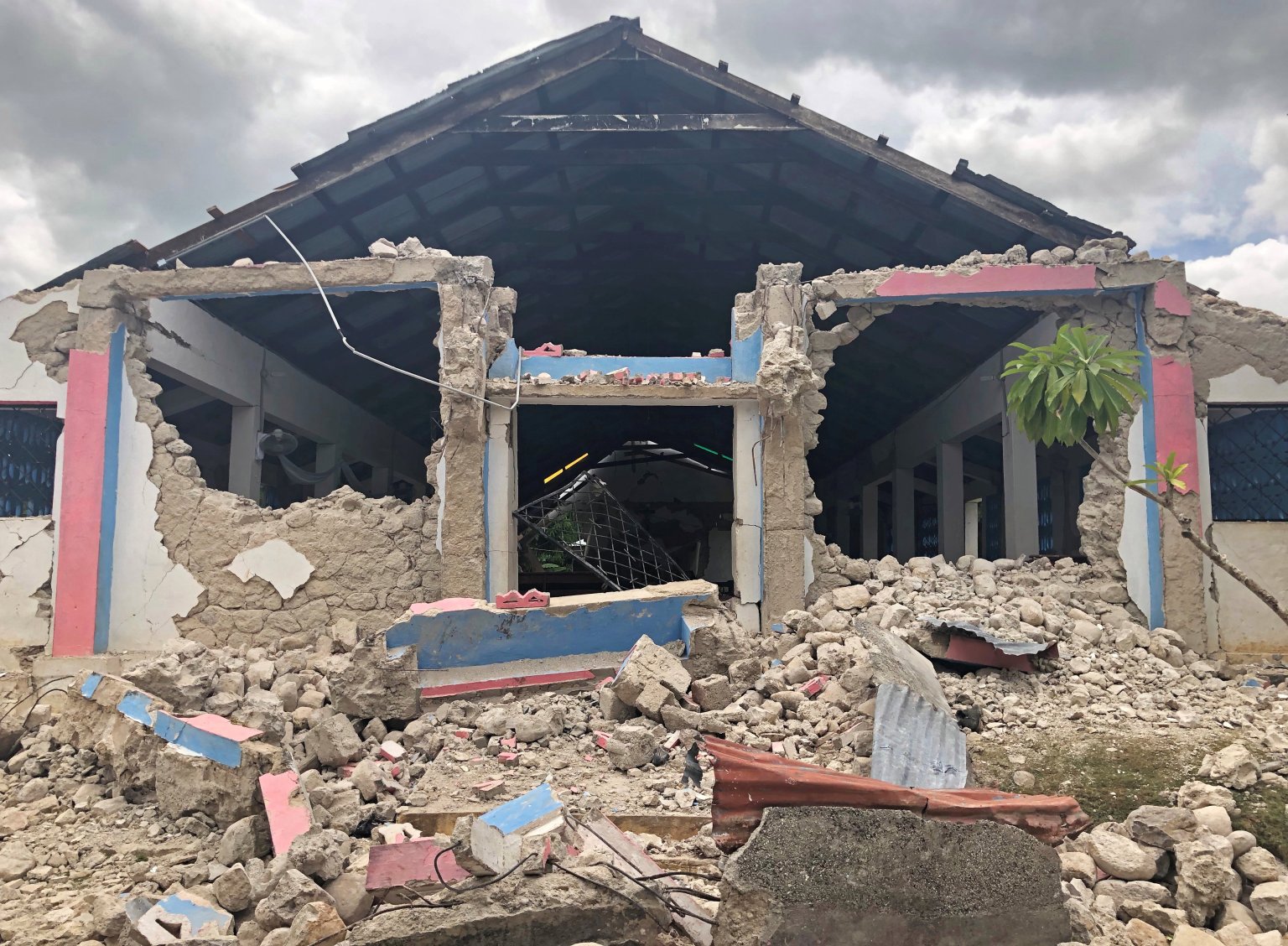 Các mảnh vỡ bao quanh phần còn lại của nhà thờ St. Famille du Toirac ở Toirac, Haiti, ngày 16 tháng 8 năm 2021. 20 người đã thiệt mạng khi một trận động đất mạnh 7,2 độ Richter xảy ra trong một thánh lễ an táng tại nhà thờ. (Ảnh: Laura Gottesdiener / Reuters qua CNS)