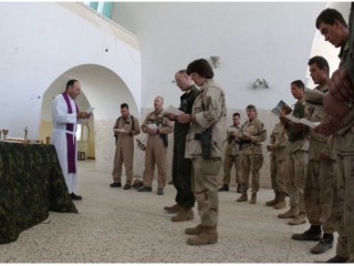 Thánh lễ Lễ viếng các quân nhân Hoa Kỳ tại một căn cứ hành quân tiền phương ở Kandahar, Afghanistan, ngày 23 tháng 12 năm 2001./ Ảnh Hải quân Hoa Kỳ do người bạn đời của nhiếp ảnh gia chính Johnny Bivera (Public Domain) thực hiện.