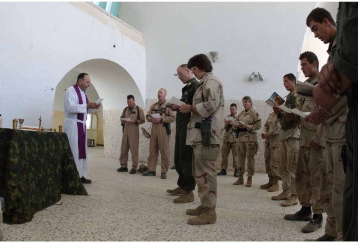 Thánh lễ Lễ viếng các quân nhân Hoa Kỳ tại một căn cứ hành quân tiền phương ở Kandahar, Afghanistan, ngày 23 tháng 12 năm 2001./ Ảnh Hải quân Hoa Kỳ do người bạn đời của nhiếp ảnh gia chính Johnny Bivera (Public Domain) thực hiện.