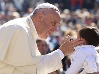 Đức Thánh Cha Phanxicô chào đón một đứa trẻ trong một buổi tiếp kiến chung ở Vatican, ngày 20 tháng 4 năm 2016./ Vatican Media.